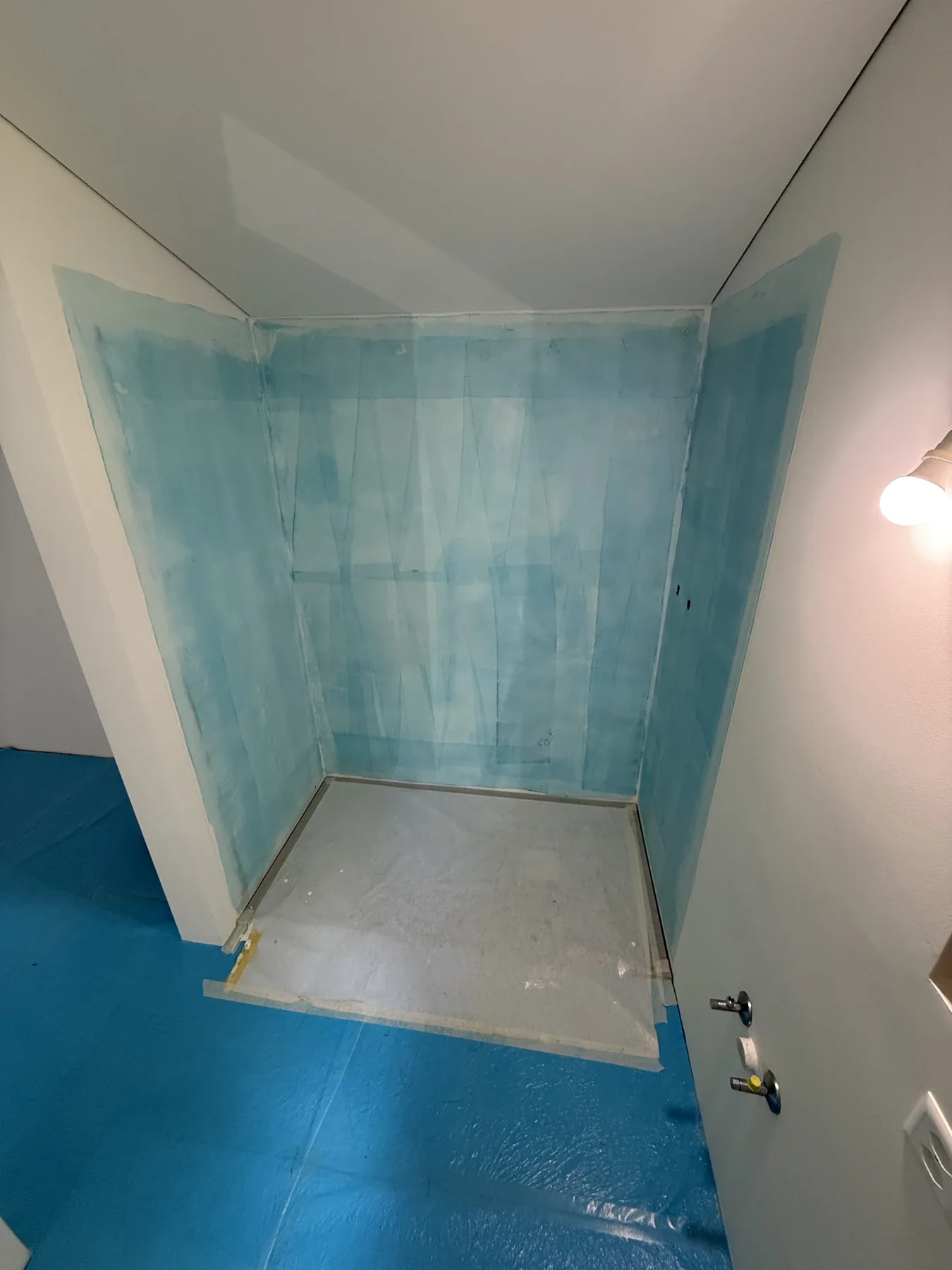 Zona doccia in preparazione, prima della posa dei rivestimenti a parete